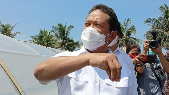 Menteri Kelautan dan Perikanan Sakti Wahyu Trenggono kunjungan kerja di Kampung Garam, Kebumen, Jawa Tengah