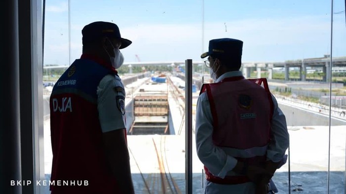Menteri Perhubungan Budi Karya Sumadi meninjau progres pembangunan KA Bandara Internasional Yogyakarta (Yogyakarta International Airport).