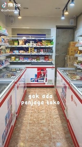 uniknya minimarket di Korea tanpa kasir. pembayaran pakai mesin yang dioperasikan sendiri.
