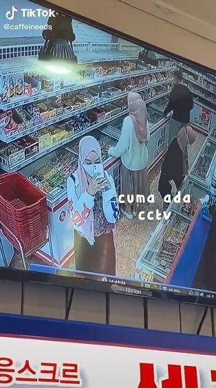 uniknya minimarket di Korea tanpa kasir. pembayaran pakai mesin yang dioperasikan sendiri.