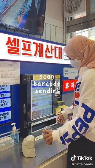 uniknya minimarket di Korea tanpa kasir. pembayaran pakai mesin yang dioperasikan sendiri.