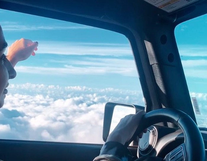 Mobil di atas awan