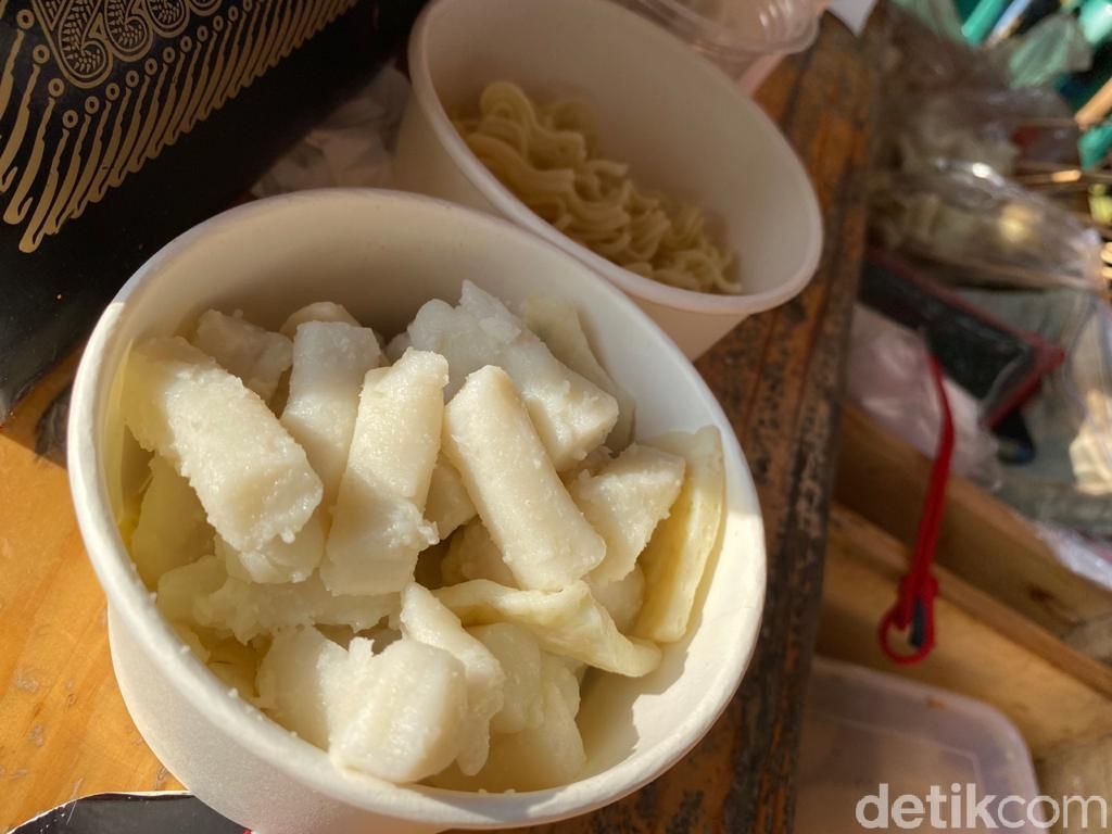 Modal Rp 10 Ribu Bisa Jajan Tteokbokki dan Oden Enak di Pinggir Jalan