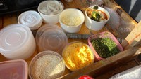 Garnish tteokbokki di sini ada  biji wijen, bubuk rumput laut, dan bubuk keju. Kalau mau lebih pedas bisa tambah bubuk cabai.
