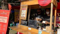 Hantteok menawarkan jajanan khas Korea Selatan di kaki lima. Lokasinya di Pejaten, tepatnya di seberang Circle K, Jalan Pejaten Raya Nomor 3.