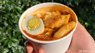 Jajan Tteokbokki dan Oden Murah Pinggir Jalan, Modal Rp 10 Ribu Saja!