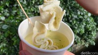 Hantteok juga punya oden (Rp 10 ribu/tusuk) yang sayang dilewatkan. Oden disajikan dengan kuah kaldu bening yang rasanya gurih segar. 