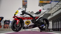 Motor Yamaha YZR-M1 yang ditunggangi Crutchlow itu dibalut dengan warna motor balap Yamaha tahun 1961, yang didominasi merah dan putih. Foto: Dok. Yamaha MotoGP