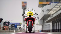 Crutchlow yang menunggangi Yamaha edisi spesial ini merasa terhormat. Foto: Dok. Yamaha MotoGP