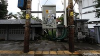 Tiang yang berada di antara guiding block tersebut tentunya berbahaya bagi para tunanetra yang melintasi jalur tersebut.