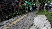 Sementara itu, guiding block di di Jalan Kartini, Timuran, Solo, Jawa Tengah, tampak terhalang warung pedagang.  