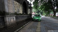 Di kawasan lain, jalur guiding block bahkan disalahgunakan untuk tempat parkir mobil. Sehingga tak dapat dilintasi karena terhalang kendaraan roda empat. Duh,...