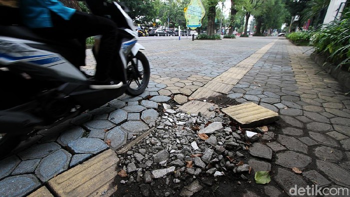 Kondisi guiding block atau jalur khusus tunanetra di sejumlah jalan di Kota Solo tampak memprihatinkan. Jalur khusus itu ada yang rusak hingga menabrak tiang.