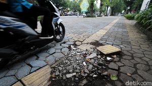 Duh, Guiding Block Tunanetra di Solo Ini Rusak-Nabrak Tiang