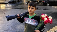  Zakaria mengatakan dia merasa sangat sedih untuk ketiga anaknya yang tidak memiliki ingatan tentang Suriah dan rumah mereka di Homs. Mereka juga tidak pernah bersekolah, dan tidak tahu cara membaca dan menulis. AP/Hussein Malla  