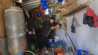 Jatuhnya mata uang membuat inflasi dan harga melonjak. Zakaria kini berusaha memenuhi kebutuhan dengan menjual botol gas yang digunakan untuk pemanas kepada pengungsi lain di pemukimannya. AP/Hussein Malla  