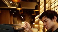 Tak hanya sekadar menjual nama, Nicholas juga memiliki ketertarikan soal kopi. Ini momennya saat meracik kopi di kedai Kopi SeIndoneisia. Foto: Instagram @nachoseann