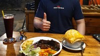 Mengunjungi restoran, Nicholas mencicipi steak berlumur saus dan zuppa soup berukuran besar. Foto: Instagram @nachoseann