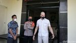 Okan Kornelius Sambangi Polsek Limo Terkait Kasus Lee Sachi