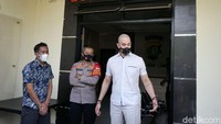 Okan pun memberikan penjelasan terkait tuduhan yang diajukan Lee Sachi. Pool/Palevi S/detikFoto