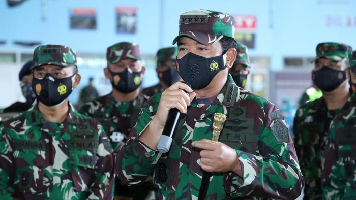 Panglima TNI Marsekal Hadi Tjahjanto tinjau pelaksanaan vaksinasi COVID-19 terhadap prajurit TNI AD, AL, AU di Malang, Jatim