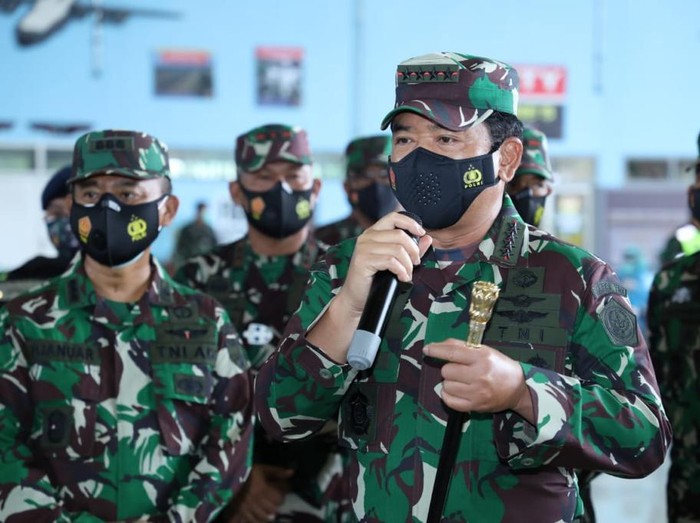 Panglima TNI Marsekal Hadi Tjahjanto tinjau pelaksanaan vaksinasi COVID-19 terhadap prajurit TNI AD, AL, AU di Malang, Jatim