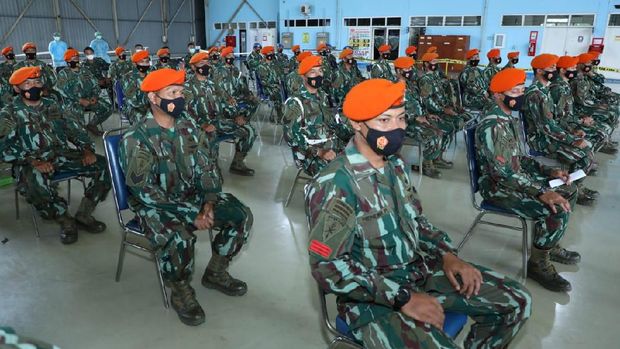 Panglima TNI Marsekal Hadi Tjahjanto tinjau pelaksanaan vaksinasi COVID-19 terhadap prajurit TNI AD, AL, AU di Malang, Jatim