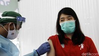 Para atlet dan pelatih nasional mengikuti vaksinasi tahap kedua yang digelar di Rumah Sakit Olahraga Nasional, Cibubur, Jakarta Timur, Jumat (12/3).