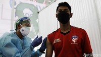 Untuk vaksinasi tahap kedua penyuntikan dilakukan di tangan kanan berbeda pada penyuntikan tahap pertama yang dilakukan di tangan kiri.