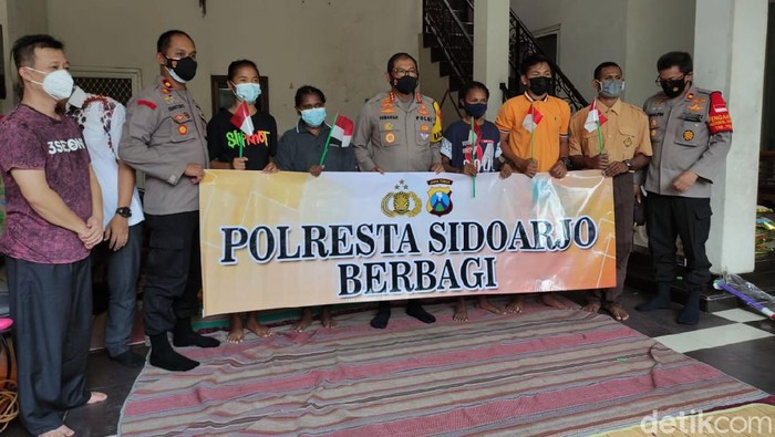 Pelajar Papua di Sidoarjo ingin menempuh pendidikan di sekolah negeri. Permintaan itu disampaikan ke Kapolresta Sidoarjo saat mengunjungi mereka.