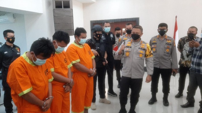 Pelaku teror ke rumah pejabat Kejati Riau dan Sekretaris LAM Riau (Foto: Raja Adil/detikcom)