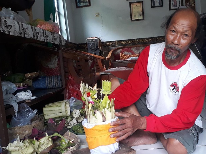 Pemangku Pura Kahyangan Jagat Kendalisodo, Desa Karangpandan, Kecamatan Pakisaji, Mangkurasikun saat menyiapkan sesaji untuk ibadah Nyepi
