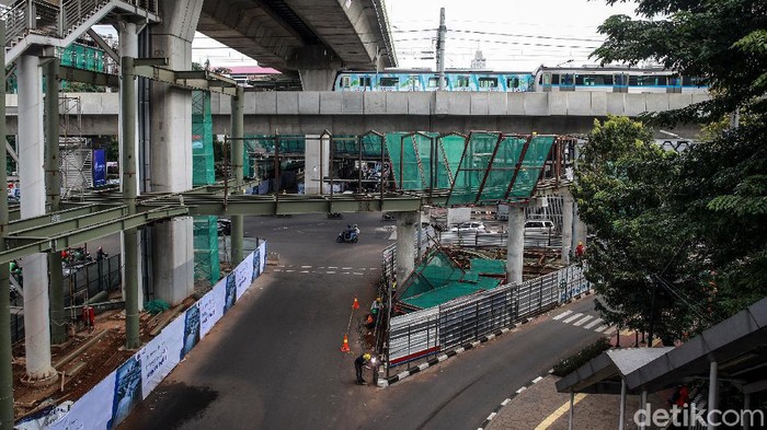 Proyek skybridge untuk integrasi antara Stasiun MRT ASEAN dengan Halte TransJakarta CSW terus dikebut. Begini progresnya.