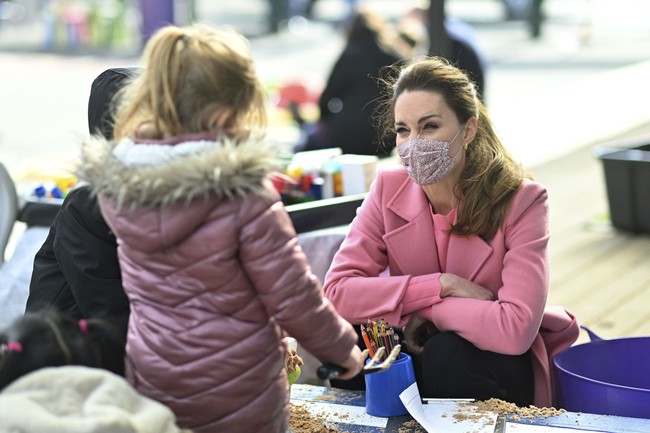 Seperti dikabarkan Hello, mereka menyambangi School21 di Stratford, London, Inggris, dalam rangka mempromosikan program kesehatan mental untuk sekolah menengah. Duchess of Cambridge yang meluncurkan program tersebut pada 2018. (Foto: Justin Tallis/Pool via AP)
