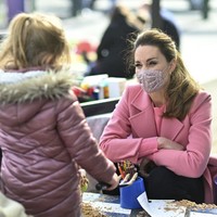 Seperti dikabarkan Hello, mereka menyambangi School21 di Stratford, London, Inggris, dalam rangka mempromosikan program kesehatan mental untuk sekolah menengah. Duchess of Cambridge yang meluncurkan program tersebut pada 2018. (Foto: Justin Tallis/Pool via AP)