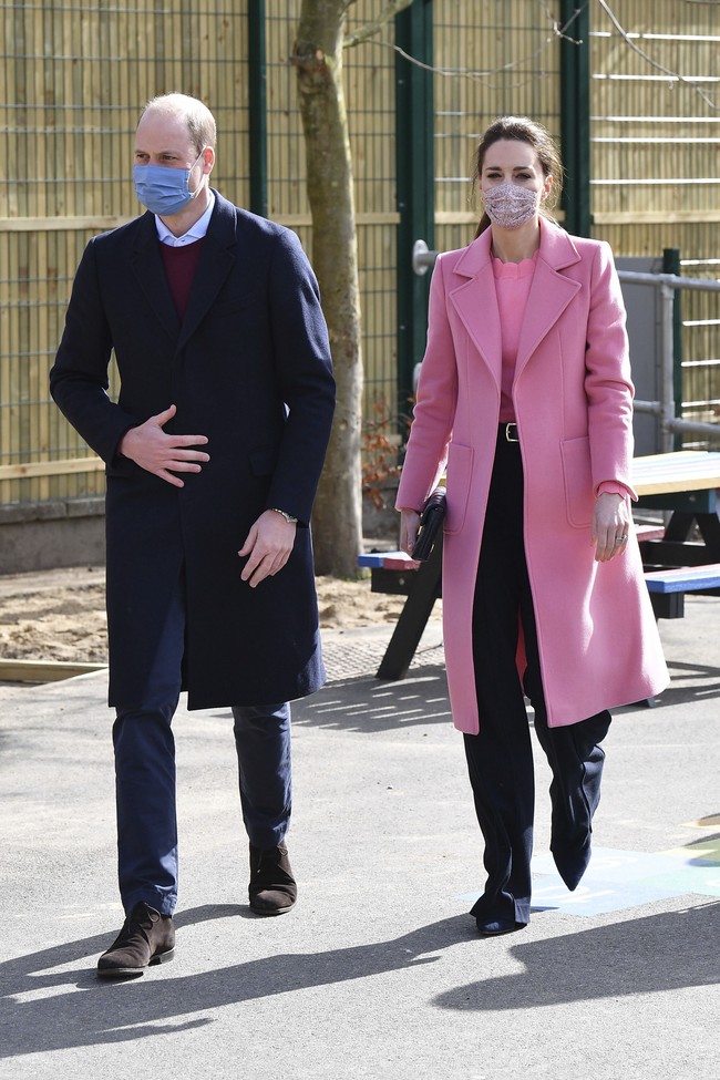 Menurut situs resmi Missoma, brand anting tersebut, rhodochrosite bisa memancarkan cinta, kasih sayang, dan membangun suasana positif di sekeliling penggunanya. Kate Middleton konsisten menggunakan baju pink beberapa hari terakhir. Mungkinkah ini pesan cinta untuk Meghan Markle? (Foto: Justin Tallis/Pool via AP)