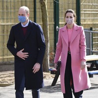 Menurut situs resmi Missoma, brand anting tersebut, rhodochrosite bisa memancarkan cinta, kasih sayang, dan membangun suasana positif di sekeliling penggunanya. Kate Middleton konsisten menggunakan baju pink beberapa hari terakhir. Mungkinkah ini pesan cinta untuk Meghan Markle? (Foto: Justin Tallis/Pool via AP)