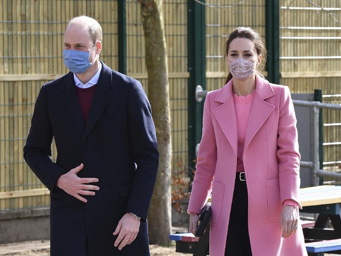 Penampilan Perdana Kate Middleton dan Pangeran William Setelah Wawancara Harry-Meghan di Oprah Britains Prince William, with Kate, Duchess of Cambridge, visits School21, a school in east London, Thursday March 11, 2021. (Justin Tallis/Pool via AP)