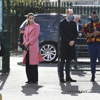 Untuk pertama kalinya setelah wawancara Oprah dengan Pangeran Harry dan Meghan Markle tayang, Pangeran William dan Kate Middleton muncul di hadapan publik dengan melakukan kunjungan resmi, Kamis (11/3/2021). Di wawancara tersebut, Duke dan Duchess of Sussex membeberkan kejelekan kualarga Inggris. Meghan juga mengungkit soal kejadian ia menangis karena Kate. (Foto: Justin Tallis/Pool via AP)