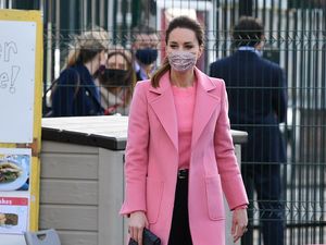 Kate Middleton Konsisten Pakai Baju Pink, Pesan Cinta untuk Meghan Markle?
