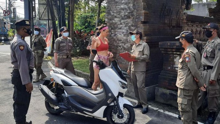 Penindakan terhadap warga asing di wilayah Petitenget, Badung, Bali, Rabu (3/03/2021) (ANTARA/HO-Satpol PP Badung)