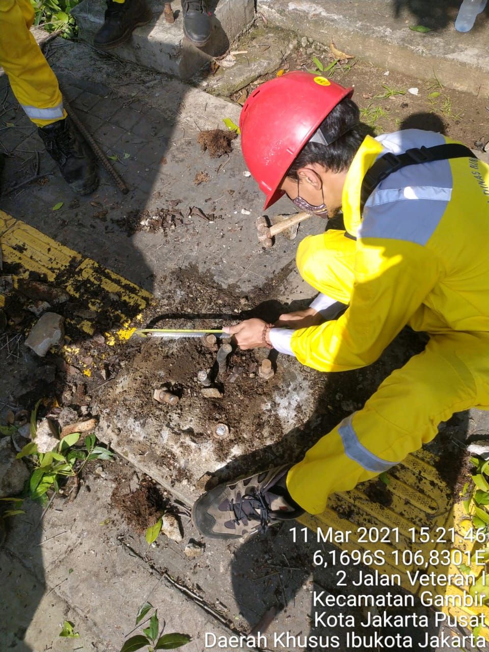 Perbaikan guiding block nabrak tiang di Jl Veteran I oleh Dinas Bina Marga DKI. (Dok Pemprov DKI)