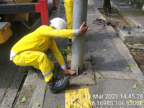 Perbaikan guiding block nabrak tiang di Jl Veteran I oleh Dinas Bina Marga DKI. (Dok Pemprov DKI)