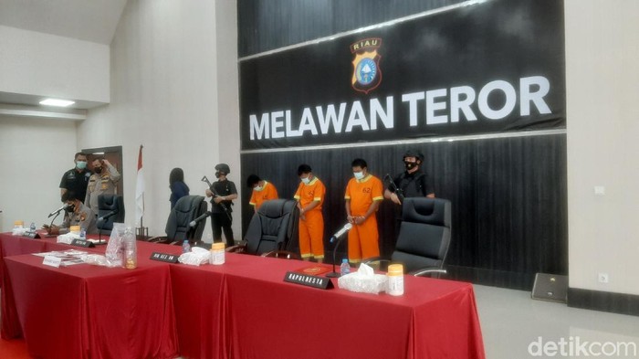 Polda Riau mengungkap rentetan teror terhadap pejabat Kejati Riau hingga sekretaris LAM Riau (Raja Adil/detikcom) Polda Riau mengungkap rentetan teror terhadap pejabat Kejati Riau hingga sekretaris LAM Riau (Raja Adil/detikcom)