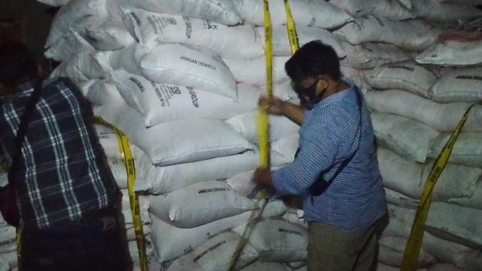 Polisi menggerebek gudang tempat penyimpanan pupuk bersubsidi di Kecamatan Gondang, Sragen