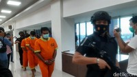 Selanjutnya terjadilah aksi teror di rumah Muspidauan dan Nasir. Motifnya, agar para pelaku tetap dianggap eksis dan pengurus lama ketakutan. Ketiga eksekutor diduga dibayar pelaku J yang masih diburu polisi. (Raja Adil/detikcom)