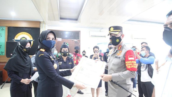 Polres Bandara Soekarno-Hatta terima SHIA Customs Award karena ungkap penipuan jaringan WN Nigeria. Foto dikirim Kasat Reskrim Polres Soetta Kompol Alexander Yurikho.