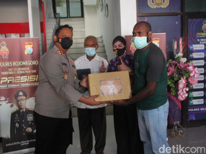 Di masa pandemi COVID-19, polisi menggelar silaturahmi dengan warga Papua di Bojonegoro. Polisi menjamin keamanan warga Papua di Kota Minyak.