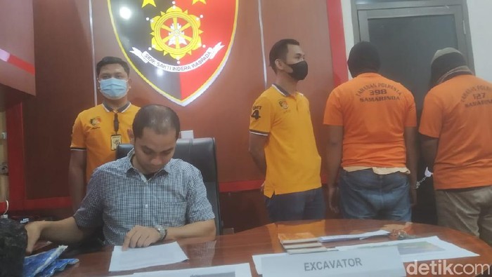 Polsekta Samarinda menangkap dua penambang batu bara ilegal di wilayah permakaman korban COVID-19 (Suriyatman/detikcom)