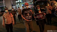 Dalam aksi tersebut massa tampak membawa poster berisi gambar Aung San Suu Kyi dan dukungan bagi warga Myanmar yang kini tengah bergejolak akibat kudeta junta militer.  